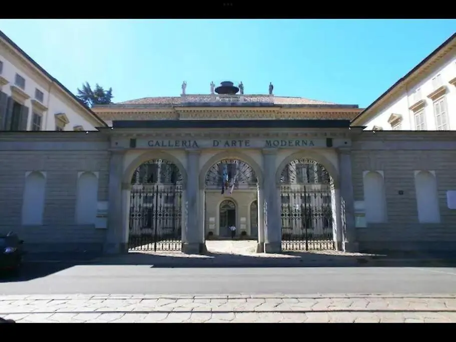 Apartment In Villa Milano  ميلان