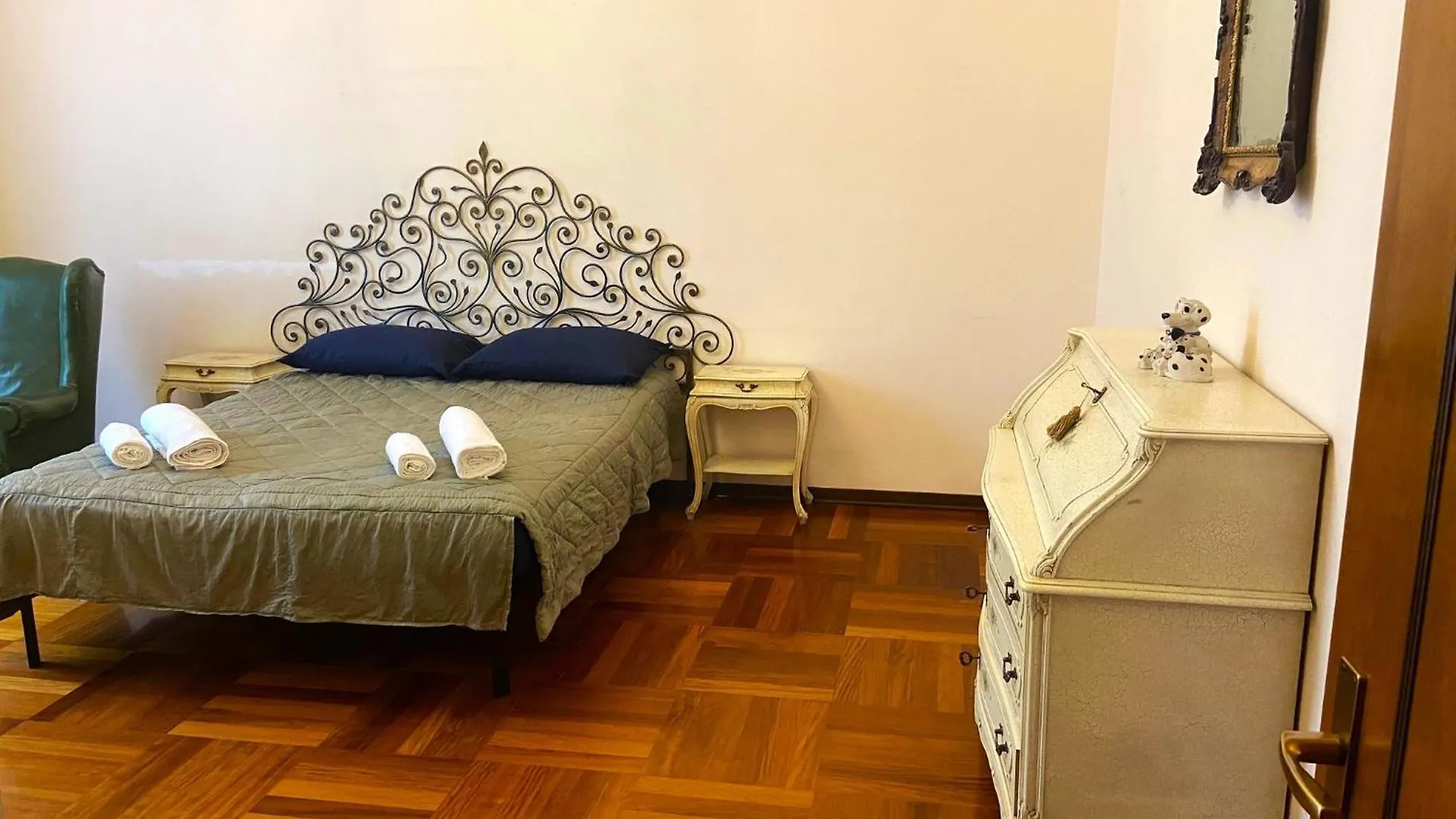 Apartment In Villa Milano